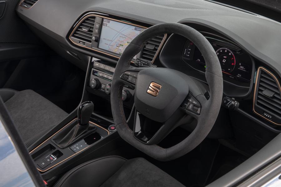 Интерьер Seat Leon Cupra R ST (5F) 2019 года  (UK) (фото 4 из 40)